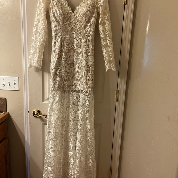 Elegant & exquisite lace mermaid dress with plunging
v neckline & faux pearls. - Picture 10 of 15